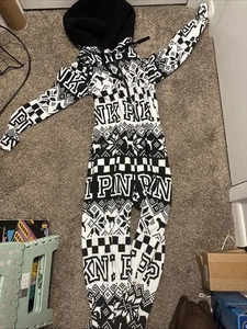 Pigiama con cappuccio Victoria’s Secret ROSA logo pezzo unico nero/bianco taglia M - Foto 1 di 6