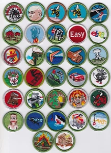 POSTEN VON 32 SPOOF VERDIENSTABZEICHEN - 1-1/2 ZOLL DURCHMESSER - PRIVATAUSGABE - SIEHE BESCHREIBUNG - Bild 1 von 1