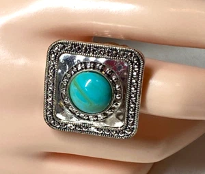 Silver Tone Stretch Ring Square With Blue Green Acrylic Bead Centered Size 8-12 - Picture 1 of 5