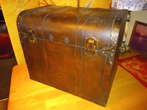 VINTAGE OAK & BRASS TRUNK - TREASURE CHEST Cover