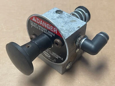 SAF HOLLAND King Pin Release Valve - Image 1 of 3