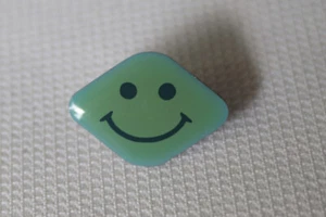 Pin, türkises Smiley in Raute, Motiv unbekannt, Sammlungsauflösung, gebraucht  - Bild 1 von 1