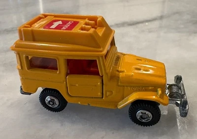 Tomica No. 2 желтых джипа Toyota Land Cruiser — Япония — открывающиеся двери, красные Int. - Изображение 1 из 4