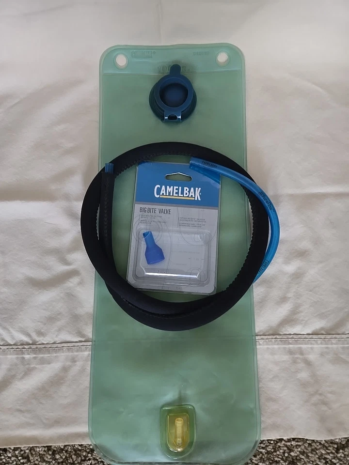 Лопасть Camelbak 100 унций с изолированной трубкой и большим клапаном укуса - Изображение 1 из 1