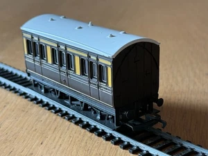 Hornby OO Gauge R016 - GWR 4 Wheeled Coach - Picture 1 of 4