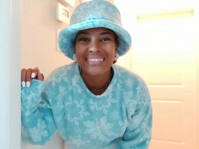 Conjuntos de sudadera polar y sombrero cubo talla M/L azul claro con copos de nieve Foto 1 de 4