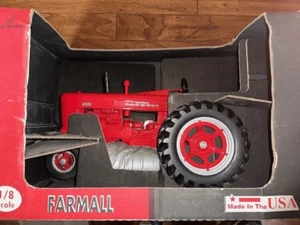 Scale Models 1/8 FARMALL 400 Tractor  USA - Picture 1 of 3