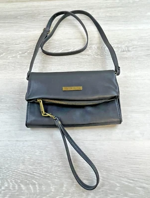 Bolso Bandolera Mujer Frye and Co. Cuero Negro Correa Ajustable Solapa Muñequera Foto 1 de 4