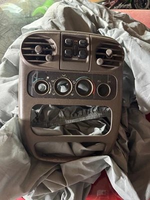 Chrysler PT Cruiser 2001-2005 centro con ventana control de clima bisel ventilación OEM Foto 1 de 3