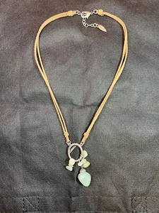 Collar con cordón de cuero Coldwater Creek y colgante circular de ágatas verdes en metal - Imagen 1 de 18