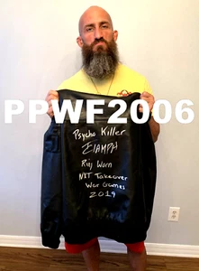 WWE TOMMASO CIAMPA ANILLO USADO FIRMADO A MANO NXT WAR CHAQUETA DE JUEGOS CON PRUEBA Y CERTIFICADO DE AUTENTICIDAD - Imagen 1 de 8