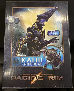 RARA ENORME NECA Reel Toys Pacific Rim 18"x24" Modellino Kaiju Knifehead nuovo con scatola - Foto 1 di 6