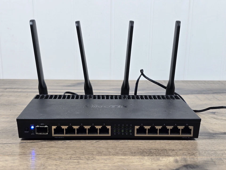 MikroTik RB4011iGS+5HacQ2hnD-IN-US & 5150-5875MHz Dual-Band SFP+ 4 Chain US ver - Image 1 of 4