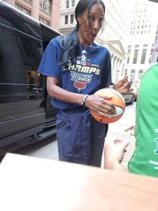LISA LESLIE ""LOS ANGELES SPARKS"" WNBA HOF 2015 PISO FIRMADO *CERTIFICADO DE AUTENTICIDAD *PRUEBA - Imagen 1 de 3