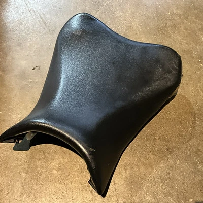 Suzuki GSXR750 2013 asiento usado 4510014J10DW2 Foto 1 de 4