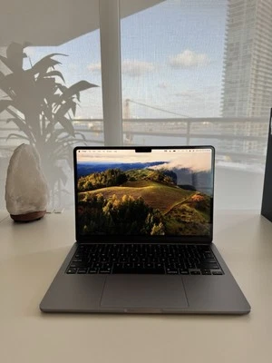 Apple MacBook Air 13 in 2022 Silver/Apple M2 3.49 GHz, 256 GB 8 GB 8-Core - Image 1 of 4