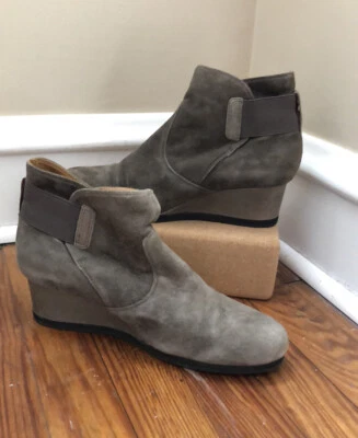 Earthies Mujer Beaumont Gamuza Cuña Tobillo Pull On Botas Talla 9.5 B, Gris Polvoriento Foto 1 de 4