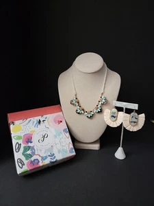 Collar y pendientes de joyería DISEÑO SAQUEO en tono dorado/flor declaración - Imagen 1 de 8