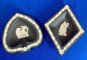 PAAR FEINE WEDGWOOD KLEINE SNACKSCHALEN, HERZ- UND RAUTENFORM SCHWARZ & WEISS - Bild 1 von 5