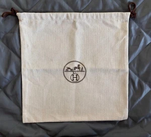 Bolsa de almacenamiento Hermes con cordón beige marrón 13" × 12" usada - Imagen 1 de 1