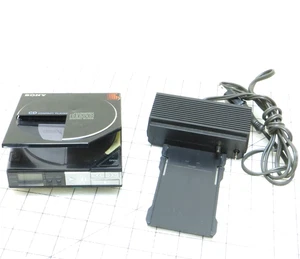 Reproductor de CD Sony D-50 vintage roto y adaptador de corriente AC-D50 - versión Euro Plug - Imagen 1 de 14