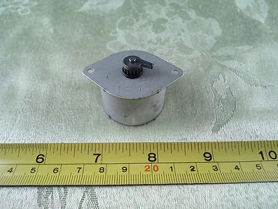 Máquina de coser MOTOR DE PULSO DE ALIMENTACIÓN LATERAL # Z25468001 se adapta a BABYLOCK ESI ESI2 BROTHER  Foto 1 de 4