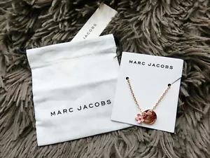 Marc Jacobs Oro Rosa Esmalte Rosa Margarita y Placa Moneda Dije Collar Corto,40cm - Imagen 1 de 20