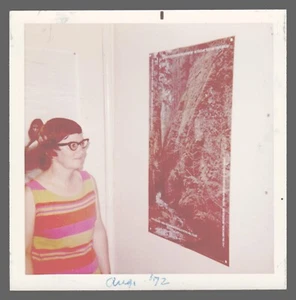 Fundfoto 1972 Frau gestreiftes Kleid im Rendel Poster 3,5 x 3,5  - Bild 1 von 2