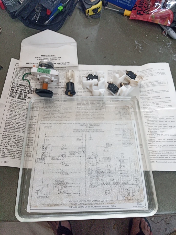 Винтажная подержанная стеклянная пластина для микроволновой печи / лоток 10 3/4 дюйма x 10 3/4 дюйма и более - Изображение 1 из 1