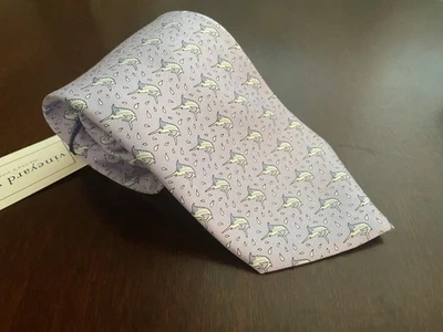 "Corbata de pez espada lavanda Vineyard Vines patrón 100 % seda EE. UU. 3,75""x59""" Foto 1 de 4
