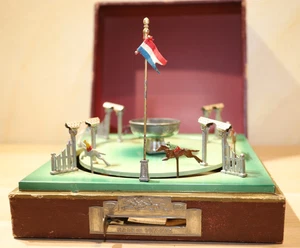 Giocattolo in latta corsa di cavalli meccanica Jeu De Course Francia antico - Foto 1 di 10