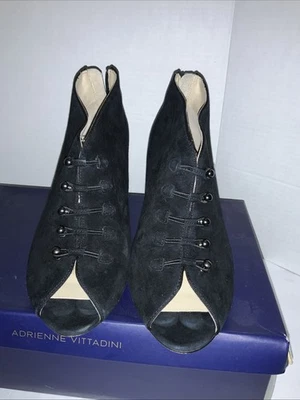 Bota Adrienne Vittadini Peep Toe salto lápis camurça feminina tamanho 9 (salto de 3 pol.) - Imagem 1 de 4