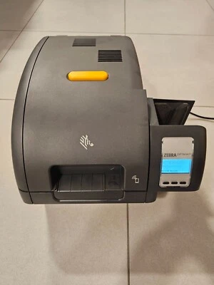 Stampante per card Zebra ZXP serie 9 con materiale manutenzione e cartucce - Immagine 1 di 4