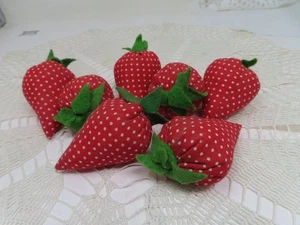 Posten 7 handgenähte Erdbeeren 3 Zoll lang - Bild 1 von 3
