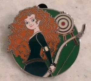 2025 DISNEY TIRATORI MAGICI SCATOLA MISTERIOSA SPILLA MERIDA - Foto 1 di 3