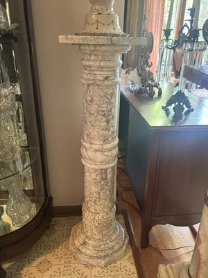 "Antiguo pedestal de mármol italiano neoclásico de Carrara, 41"" H X 11,5"" de ancho, base de 13""" Foto 1 de 4