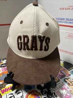 Homestead Gris Sombrero Ebbets Campo Franelas 7 3/8 Marrón Tostado Logo 3D Parche Lateral Gorra Foto 1 de 4