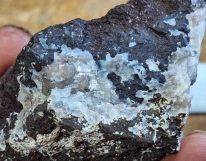 Botryoidaler Prehnit & Calcit in Basalt aus Kupferminen Michigan Kewenaw - Bild 1 von 11