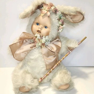 Muñeca bebé de porcelana de 17" en disfraz de conejito vintage Foto 1 de 4