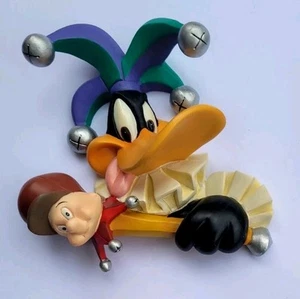 Warner Bros Studio "Daffy Jester" The Costume Collection No.4, arte de pared 3D - Imagen 1 de 2