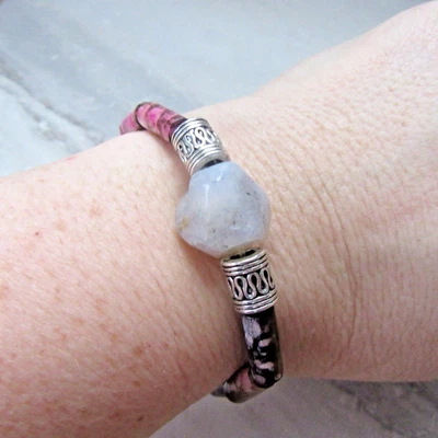 Pulsera elástica de ágata ahumada con cuentas de tubo únicas - Joyería con cuentas boho Foto 1 de 4