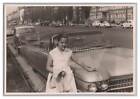 ewentualnie Monachium Dziewczyna przed Cadillacem Eldorado - Samochód Ciężarówka VW-Bus Narty - Stare zdjęcie