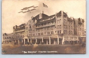 RPPC Echt Foto Postkarte Stockton Kalifornien "The Stockton" Hotel Flugzeug - Bild 1 von 2