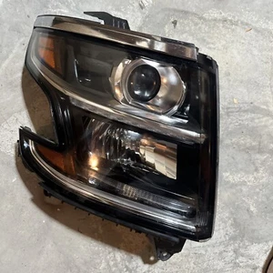 Faro halógeno derecho Chevrolet Tahoe Suburban 2015-2019 usado OEM - Imagen 1 de 2