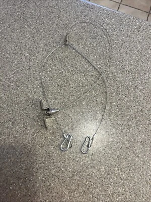 Cable de seguridad de acero con clips de mosquetón y soporte de montaje - accesorio de luz - antifallos - Imagen 1 de 4