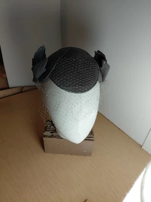 Sombrero pastillero vintage de terciopelo gris en forma de lágrima con velo de jaula de pájaros. Foto 1 de 4