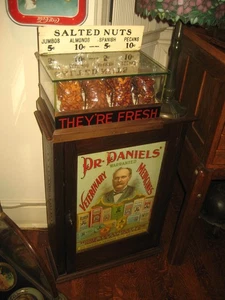 SÜSSIGKEITENLADEN / LANDLADEN SALZENE NÜSSE VITRINE - Bild 1 von 1