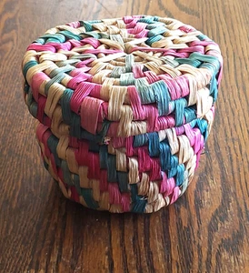 Vintage Straw Woven Basket Colorful Basket With Lid Bahamas - Picture 1 of 8