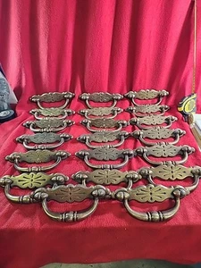 Lotto di 20 tiranti per cassetti grandi vintage in ottone - Foto 1 di 8