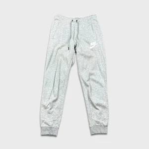 Nike Sportswear Sweatpants Men Small Heather Gray Swoosh Taper Leg Fleece Jogger - Picture 1 of 9